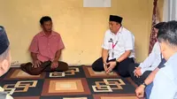 Kepala KPPG Bandar Lampung saat mendatangi rumah duka mewakili Badan Gizi Nasional dan jajaran KPPG. (Liputan6.com/Istimewa).