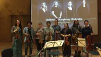 Personel Melbourne Symphony Orchestra bersama sejumlah siswa yang mengikuti master class di Kedutaan Besar Australia (Liputan6.com/Teddy Tri Setio Berty)