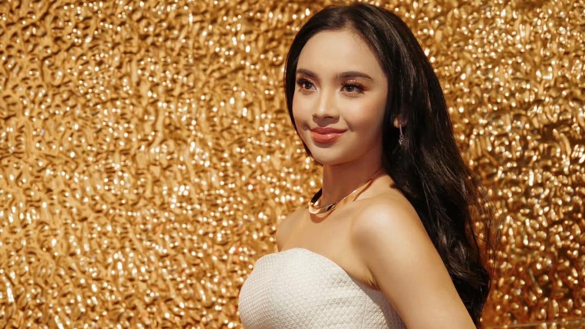 6 Potret Lyodra Tampil Bak Sekuntum Mawar Merah Lewat Gaun yang Membalut Dirinya