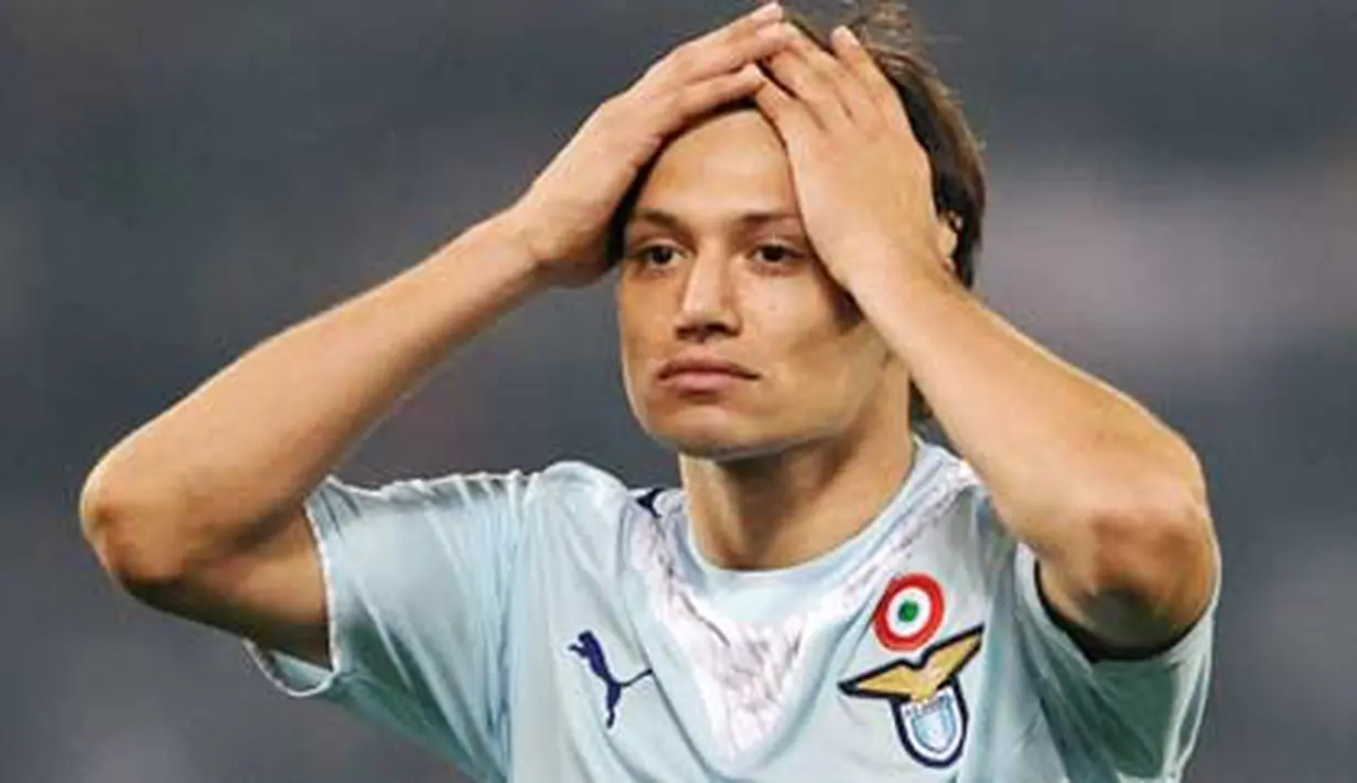 Reaksi kekecewaan striker Lazio, Mauro Matias Zarate di laga derby Roma melawan AS Roma di Olimpic Stadium, 6 Desember 2009. Lazio kalah 0-1. AFP PHOTO / ANDREAS SOLARO 
