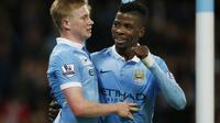 Penyerang muda Manchester City, Kelechi Iheanacho, tengah merayakan golnya bersama Kevin De Bruyne dalam laga Piala Liga Inggris kontra Crystal Palace, Kamis (29/10/2015) dini hari WIB. (Reuters / Andrew Yates)