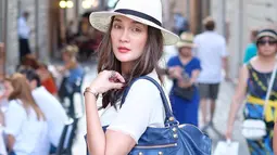 Cewek blasteran Indonesia - Austria ini semakin terlihat sisi bulenya ketika berlibur di Italia 2 tahun silam. (Liputan6.com/Instagram/@lunamaya)