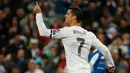 Gelandang Real Madrid, Cristiano Ronaldo melakukan selebrasi usai mencetak gol kegawang Wolfsburg di leg kedua liga Champions di Santiago Bernabeu, Spanyol (13/4). Madrid menang atas Wolfsburg dengan skor 3-0. (Reuters/Sergio Perez)