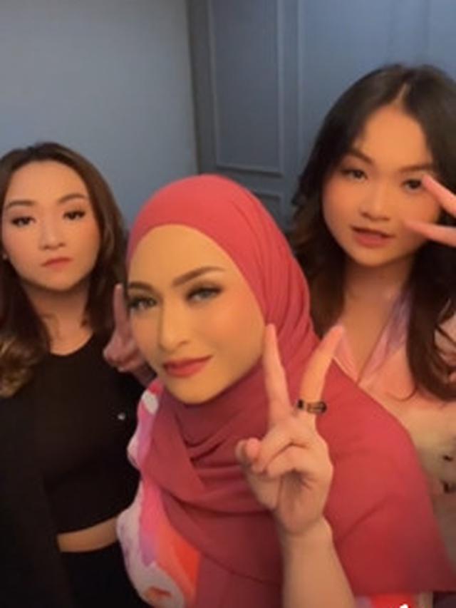 6 Potret Nathalie Holscher dan Kedua Adiknya, Selalu Kompak