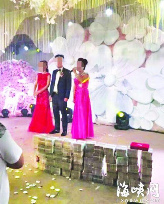 Mempelai pria saat mengundang mertua ke atas panggung | Photo: Copyright shanghaiist.com