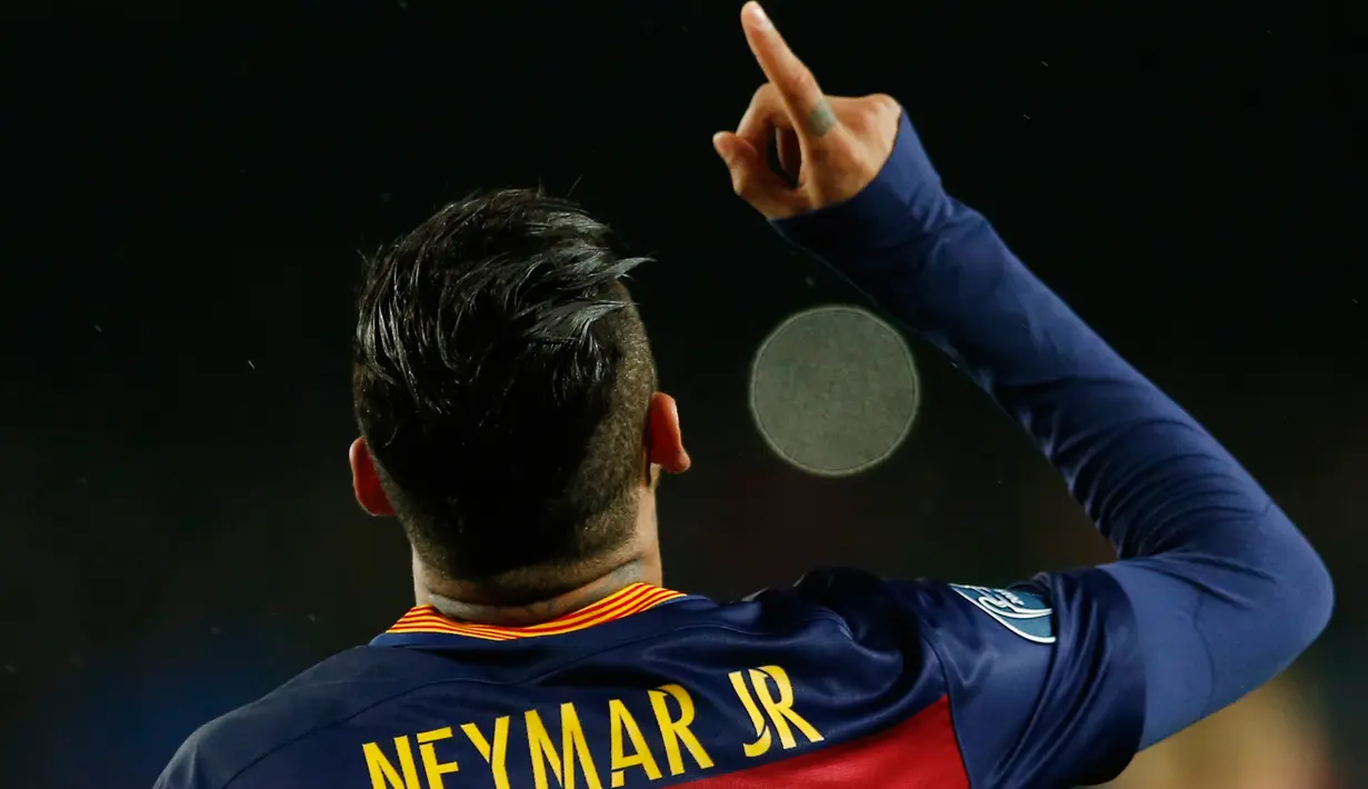 Penyerang Barcelona, Neymar melakukan selebrasi usai mencetak gol kegawang Arsenal pada leg kedua 16 besar liga champions di stadion Nou Camp, Spanyol (17/3). Barcelona menang atas Arsenal dengan skor 3-1. (Reuters/Albert Gea)