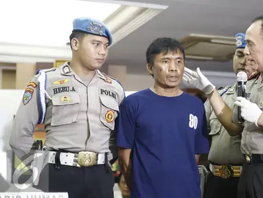 Kapolda Metro Jaya Irjen Pol M Iriawan menunjukkan barang bukti beserta tersangka kasus perampokan dan pembunuhan di rumah Ir. Dodi Triono, Jakarta, Kamis (5/1). (Liputan6.com)