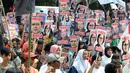 Massa mengangkat poster saat berunjuk rasa di depan Gedung KPK, Jakarta, Rabu (17/7). Massa yang mengatasnamakan Hidupkan Masyarakat Sejahtera (HMS) menuntut KPK segera menuntaskan kasus mega skandal BLBI dan Century. (Merdeka.com/Dwi Narwoko)