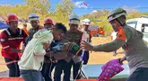 Tim penyelamat mengevakuasi seorang korban gempa di Lamba Leda Utara Nusa Tenggara Timur, Indonesia, Selasa, 18 Agustus 2026. (AP Photo/Firdia Lisnawati)