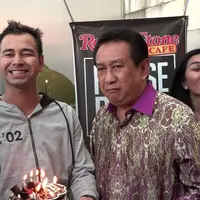 Raffi Ahmad dan Nagita Slavina merasa senang dengan kehadiran Anwar Fuady di hari ulang tahun mereka. Mereka pun berdoa dan meniup lilin bersama. 