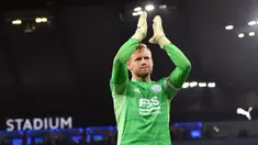 Kontribusi Kasper Schmeichel sebagai penjaga gawang Leicester City memang tak bisa dipandang sebelah mata. Penampilannya yang solid membuat The Foxes mampu menjadi tim kuda hitam di Liga Inggris. Puncaknya, ia berhasil membawa klubnya memenangkan gelar liga musim 2015/2016. Schemeichel sendiri telah membela Leicester sejak 2011 silam. Selama di King Power, pria berkebangsaan Denmark tersebut tercatat telah tampil sebanyak 478 kali dengan raihan 147 clean sheet di semua ajang. (AFP/Anthony Devlin)