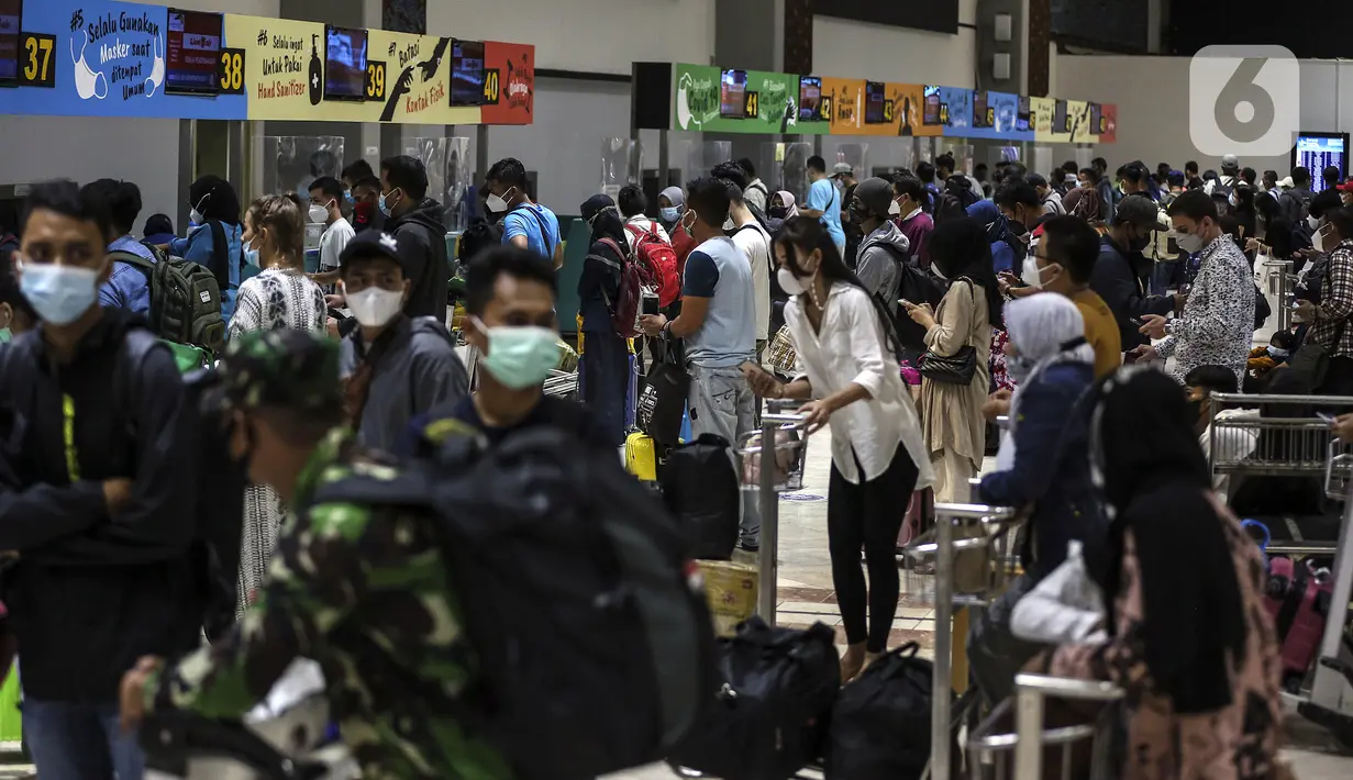 Calon penumpang pesawat mengantre saat lapor diri di Terminal 2 Bandara Soekarno Hatta, Tangerang, Banten, Rabu (5/5/2021). Jumlah pergerakan pesawat mencapai 740 penerbangan baik datang dan pergi. (Liputan6.com/Johan Tallo)