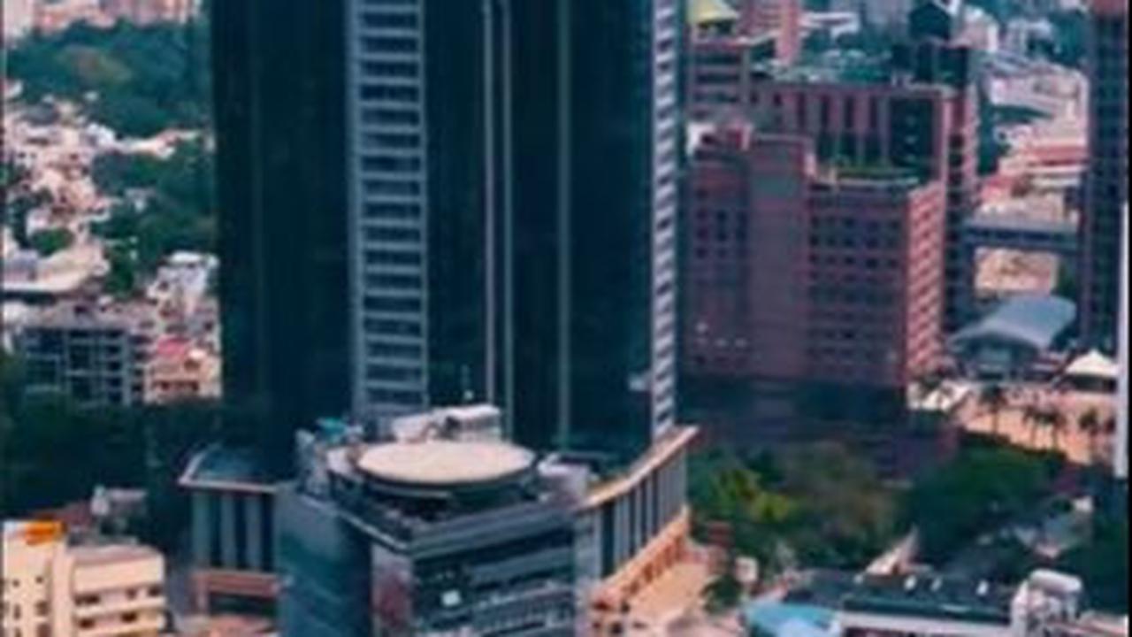 Kingfisher Towers dibangun di atas lahan seluas 4,5 hektar yang dulu merupakan rumah leluhur Mallya.