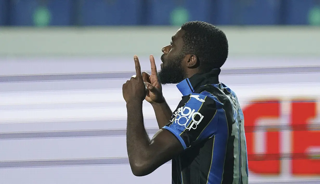 Gelandang Atalanta, Jeremie Boga berselebrasi usai mencetak gol ke gawang Fiorentina dalam pertandingan perempat final Coppa Italia di di stadion Gewiss di Bergamo, Italia, Jumat (11/2/2022). Fiorentina menang tipis atas Atalanta 3-2. (Spada/LaPresse via AP)