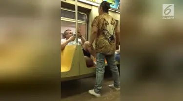 Penumpang wanita menyerang seorang pria di kereta bawah tanah New York. Diduga pria tersebut mengatakan hal tak pabntas yang membuat si wanita marah.