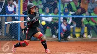 Pesoffball putri DKI Jakarta, Sarah Adipayanti memukul bola saat laga melawan Papua di penyisihan PON XIX di Lapangan Softball UPI, Bandung, Sabtu (24/6). DKI Jakarta menang 16-0 atas Papua. (Liputan6.com/Helmi Fithriansyah)