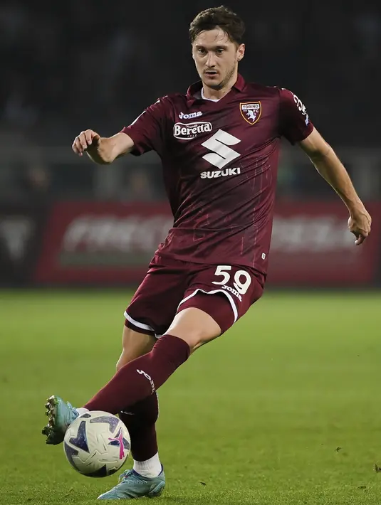 <p>Pemain Torino, Aleksey Miranchuk menggiring bola saat bertanding melawan Juventus pada pertandingan lanjutan Liga Serie A Italia di di Stadio Olimpico Grande Torino di Turin, Italia, Sabtu (15/10/2022). Juventus menang tipis atas Torino 1-0. (Marco Alpozzi/LaPresse via AP)</p>