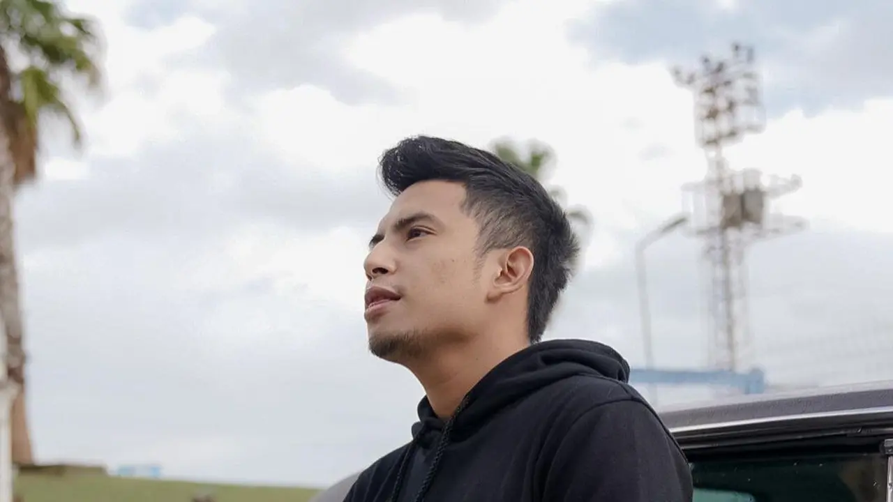Niko Al Hakim alias Okin (https://www.instagram.com/p/CW5k1ZbMOAN/)
