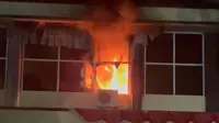 Salah satu ruangan yang berada di Gedung Direktorat Reserse Kriminal Khusus (Ditreskrimsus) Polda Sumut terbakar, Kamis (25/8/2022) (Tangkapan layar smartphone)