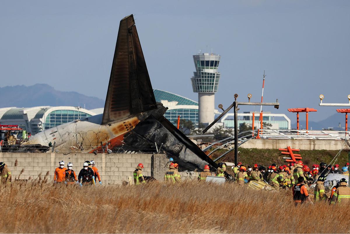Tim SAR Evakuasi Korban Pesawat Jeju Air yang Jatuh Terbakar