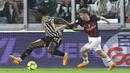 Striker Juventus, Moise Kean (kiri) berebut bola dengan bek AC Milan, Matteo Gabbia pada laga pekan ke-37 Liga Italia 2022/2023 di Allianz Stadium, Turin, Senin (29/5/2023) dini hari WIB. (LaPresse via AP Photo/Tano Pecoraro)