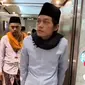 Saat di lift Gus Iqdam hendak menuju masjid untuk sholat Jumat di Madinah