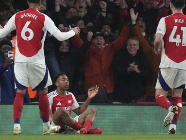 Pemain Arsenal, Myles Lewis-Skelly melakukan selebrasi setelah mencetak gol ketiga timnya ke gawang Manchester City dalam laga lanjutan Liga Inggris 2024/2025 di Emirates Stadium, London, Minggu (03/02/2025). (AP Photo/Alastair Grant)