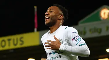 Pemain Manchester City Raheem Sterling melakukan selebrasi usai mencetak gol ke gawang Norwich City pada pertandingan sepak bola Liga Inggris di Stadion Carrow Road, Norwich, Inggris, 12 Februari 2022. Manchester City menang 4-0. (Adrian DENNIS/AFP)