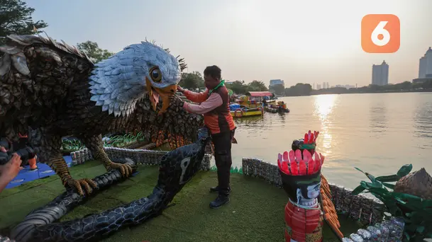 Pasukan Oranye DKI Sulap Botol Plastik Bekas Jadi Perahu Unik