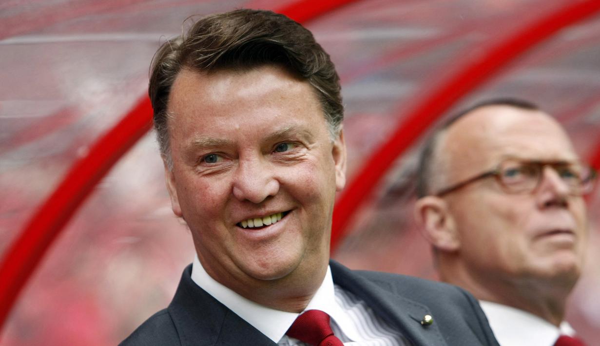 Louis van Gaal. Pelatih berusia 68 tahun yang kini menangani Timnas Belanda sejak Agustus 2021 ini merupakan pelatih keempat asal Belanda yang mampu meraih trofi Liga Champions. Ia meraihnya di musim ke-4 membesut Ajax pada musim 1994/1995 usai mengalahkan AC Milan 1-0 di partai final. Total ia menukangi Ajax selama 6 tahun, mulai September 1991 hingga Juni 1997. (AFP/ANP/Vincent Jannink)