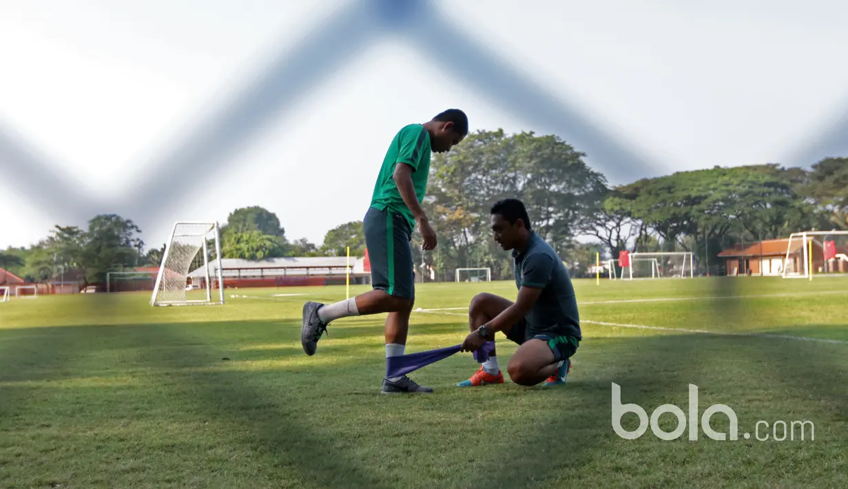 Evan Dimas menjalani sesi latihan terpisah pada hari pertama Timnas U-22 di Lapangan Sekolah Pelita Harapan, Karawaci, Jumat (17/3/2017). Timnas U-22 mempersiapkan diri melawan Myanmar pada laga persahabatan 21 Maret 2017. (Bola.com/Nicklas Hanoatubun)