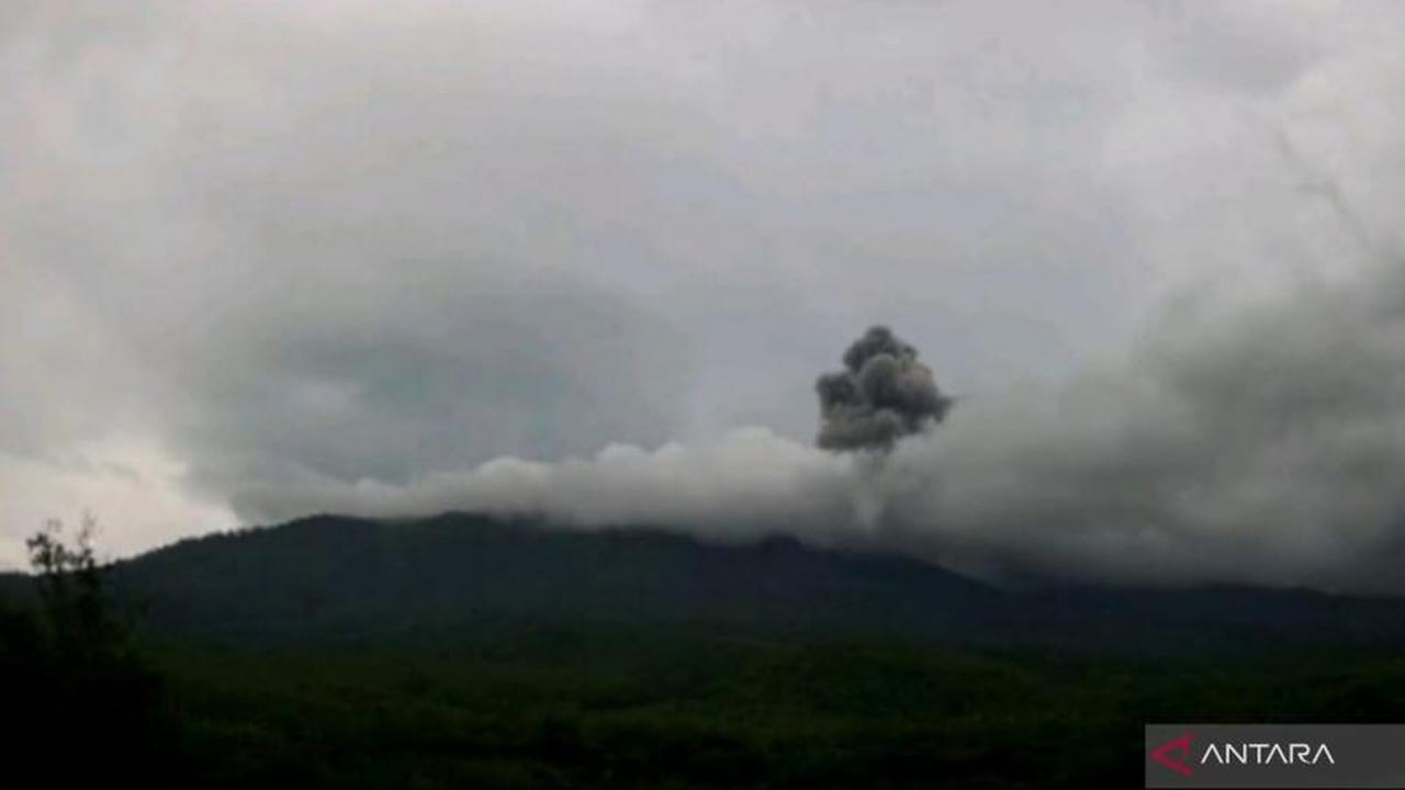 Gunung Lewotobi Laki-laki Erupsi Lagi, Warga Diimbau Tetap Waspada