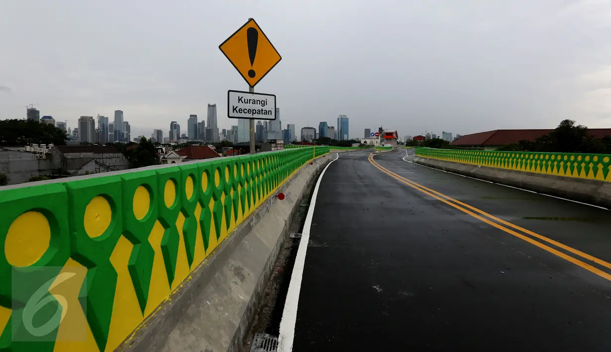 Suasana proyek JLNT Transjakarta Koridor XIII jurusan Ciledug-Tendean, di kawasan CSW, Jakarta, Sabtu (18/3). Jalur Bus Transjakarta sepanjang 9,3 kilometer yang dilengkapi 12 halte tersebut sudah memasuki tahap akhir. (Liputan6.com/Johan Tallo)