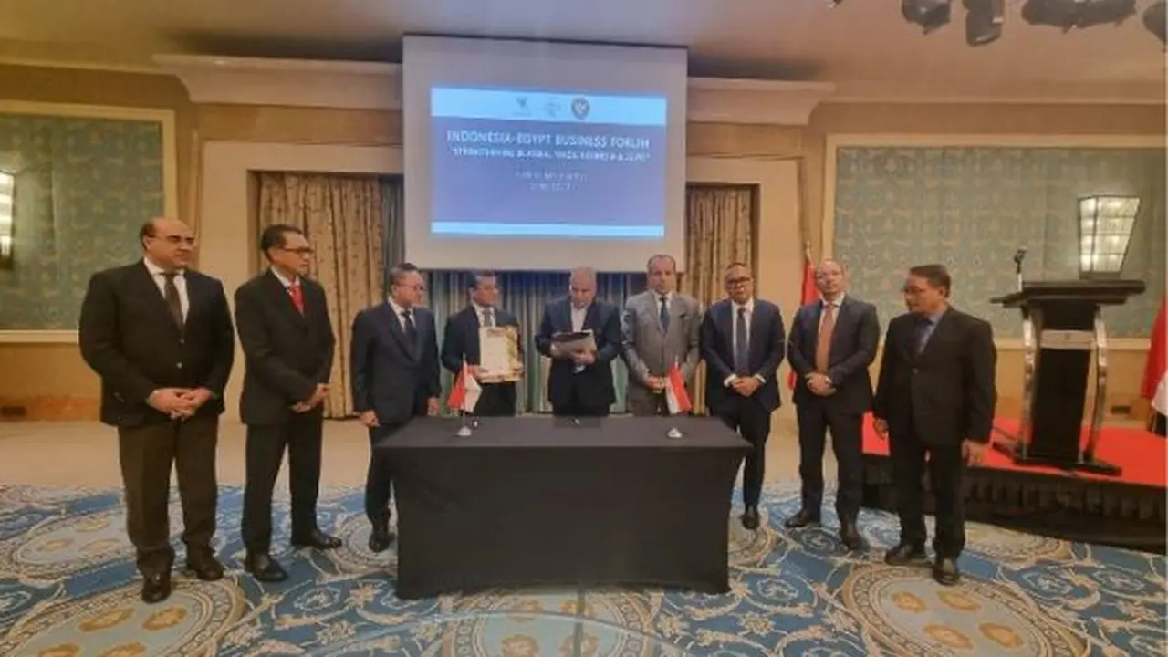 Menteri Perdagangan (Mendag) Zulkifli Hasan menyaksikan penandatanganan kerja sama imbal dagang antara pelaku usaha Indonesia dan Mesir di Kairo, Mesir, Minggu (14/5/2023). (Dok Kemendag)