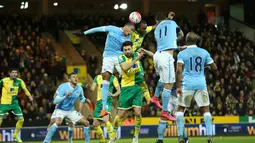 Pemain Norwich City dan  Manchester City berebut bola pada laga Babak ketiga Piala FA di Stadion Carrow Road, Norwich, Sabtu (9/1/2016).  (Reuters/Alex Morton)