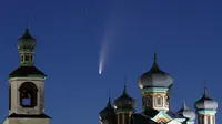 Komet Neowise atau C / 2020 F3 terlihat di belakang sebuah gereja Ortodoks di atas Turet, Belarus, 110 kilometer (69 mil) barat ibu kota Minsk, Selasa (14/7/2020) pagi. Bulan ini, komet Neowise melintasi tata surya bagian dalam untuk pertama kalinya dalam 6.800 tahun. (AP Photo/Sergei Grits)