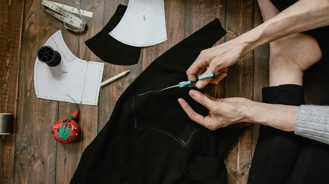 Bongkar Lemari Lama, Cara Menyulap Pakaian Jadul Jadi Terlihat High-Fashion