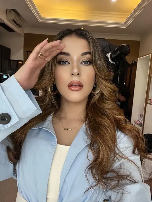 Jadi makeup andalan, Tasya tampil full makeup dengan nuansa bronzy dan plumpy lips