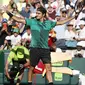 Roger Federer rayakan kemenangan atas Tomas Berdych pada perempat final Miami Open Jumat (31/3/2017) pagi WIB. (AP Photo/Wilfredo Lee)