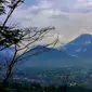 Pemandangan pegunungan yang terlihat dari Damar Langit. (Liputan6.com/Achmad Sudarno)