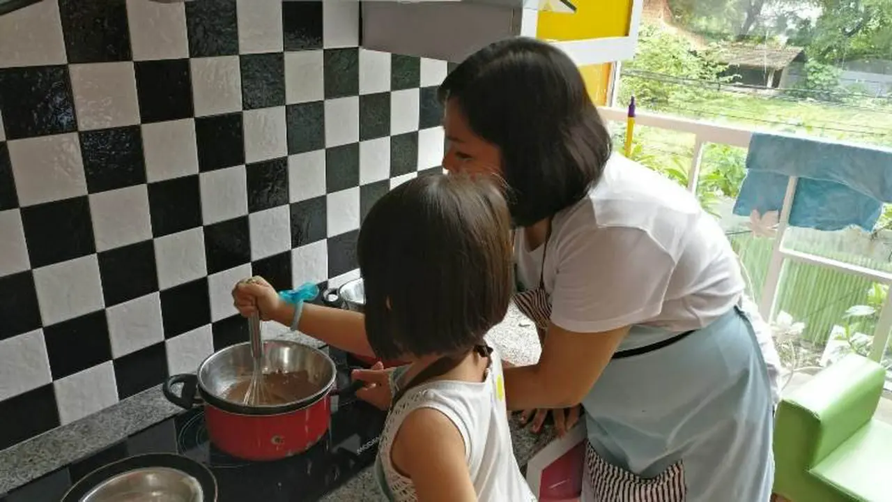 anak memasak