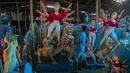 Seniman membuat patung Dewi Durga jelang Festival Durga Puja di Gauhati, India, Jumat (16/10/2020). Para pejabat kesehatan memperingatkan tentang potensi penyebaran COVID-19 selama musim festival keagamaan dengan pertemuan besar di kuil dan distrik perbelanjaan. (AP Photo/Anupam Nath)