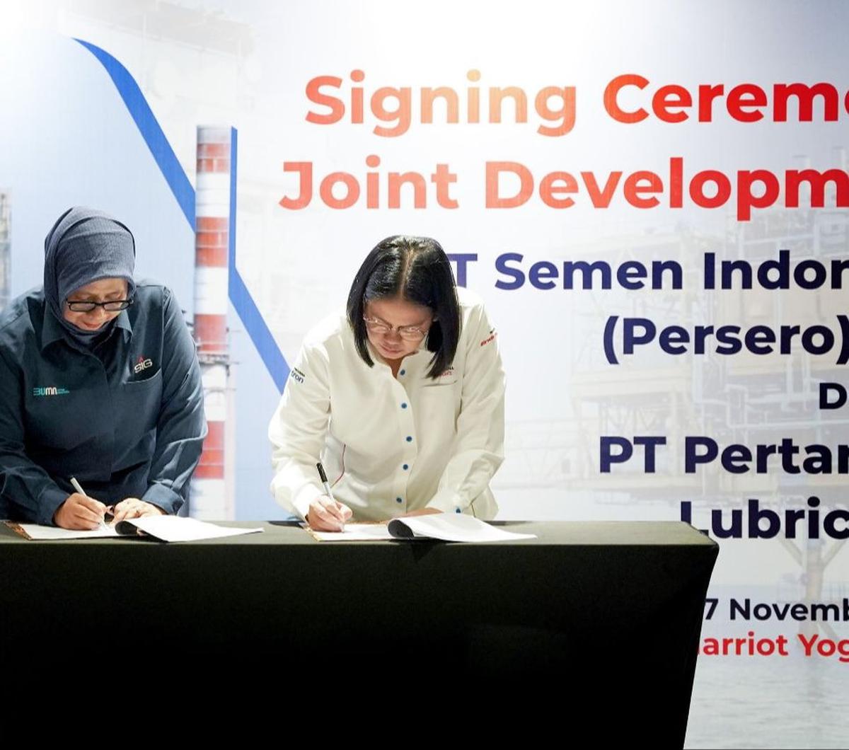 Dalam hal itu, PTPL tidak hanya memformulasikan oli yang sesuai dengan spesifikasi dan kerja mesin di unit-unit operasional SIG Group, melainkan juga memenuhi standar global.
