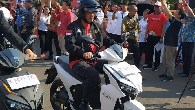 Menteri Perhubungan Budi Karya Sumadi ikut konvoi kendaraan listrik di Monas