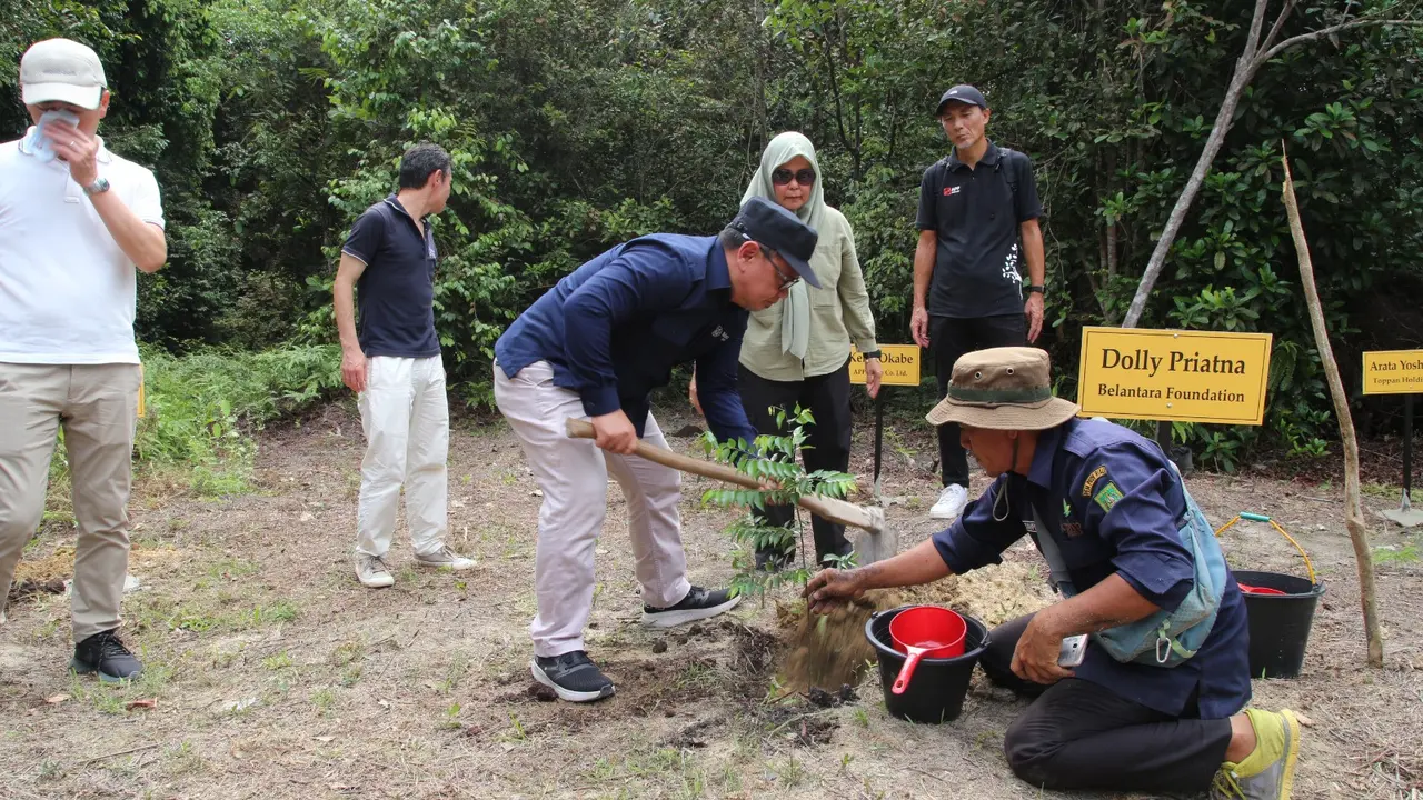 Belantara Foundation menggandeng mitra sektor swasta Jepang menanam bibit pohon secara simbolis di kawasan Taman Hutan Raya Sultan Syarif Hasyim. (Liputan6.com/ ist)