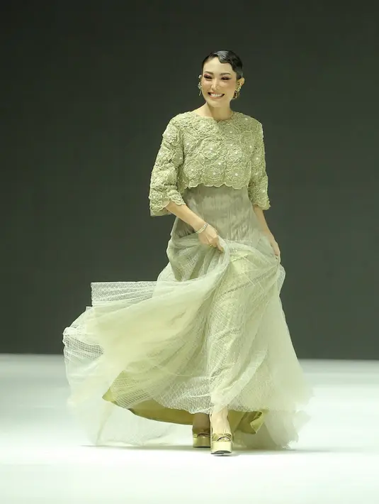 Ayu yang dikenal dengan pribadi yang ceriwis dan ceria menambah hiburan sendiri di tengah-tengah peragaan berlangsung. [Fimela/Bambang E. Ros]