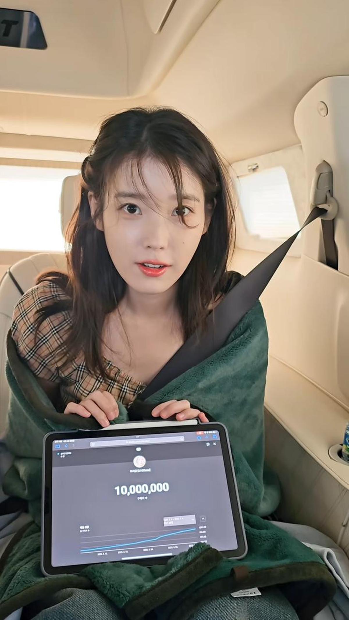 IU Rayakan 10 Juta Subscriber YouTube dengan  Penuh Canda dan Ungkapan Terima Kasih