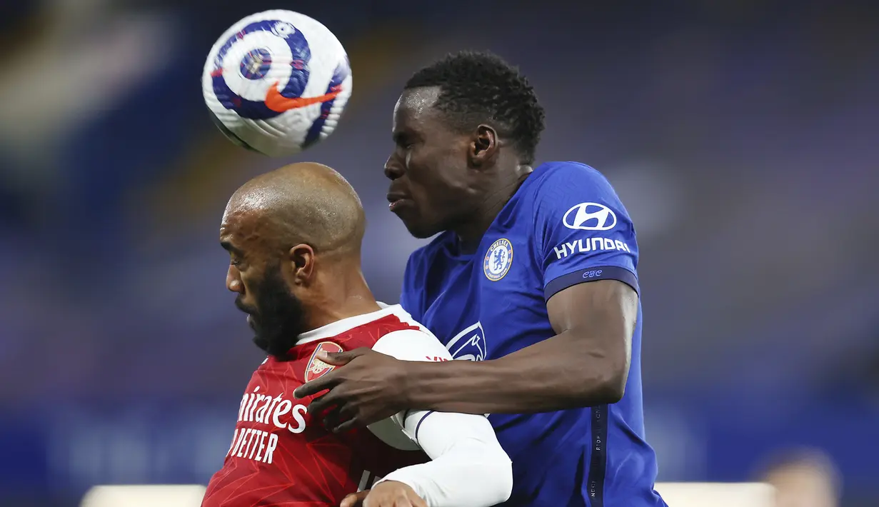 Bek Chelsea, Kurt Zouma (kanan) berduel udara dengan striker Arsenal, Alexandre Lacazette dalam laga lanjutan Liga Inggris 2020/2021 pekan ke-35 di Stamford Bridge, London, Rabu (12/5/2021). Chelsea kalah 0-1 dari Arsenal. (AP/Catherine Ivill/Pool)