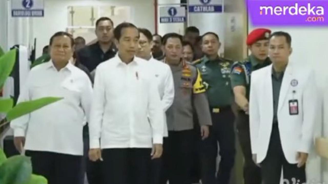 Mereka berjalan di selasar rumah sakit.&nbsp;<br>