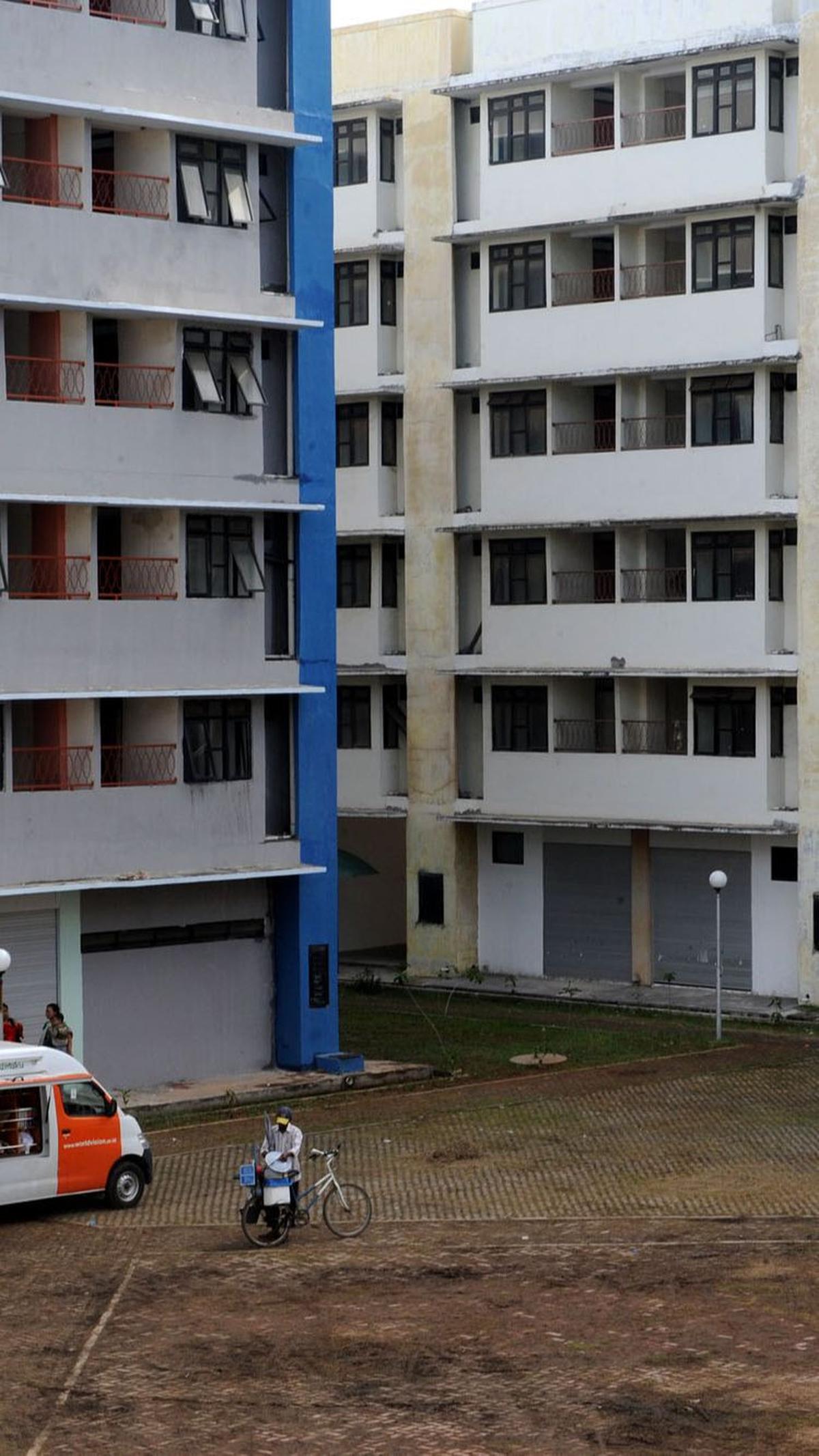 "Relokasi dilakukan karena bangunan akan direvitalisasi mengingat sesuai hasil rekomendasi dari BRIN, cluster C sudah tidak layak huni," sambungnya.<br>